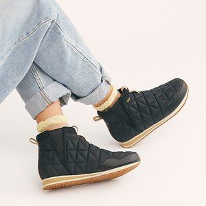 Teva Ember Mid Boot - size 8
